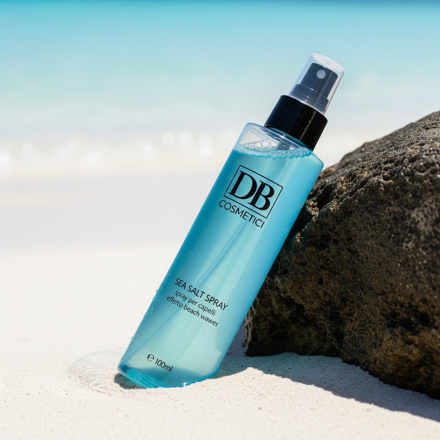 spray al sale marino color azzurro mare in flacone trasparente con tappo nero.